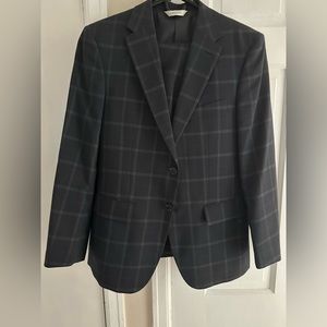This is a charcoal colored suit in great shape!!! Lineage
